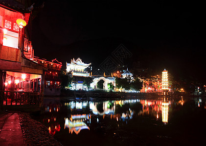 中国凤凰城夜幕风景橙子酒吧寺庙城市游客吸引力建筑少数民族反射红色图片