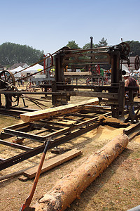 旧机器来观察法国的木材原木夹子轮子力量长椅技术金属车轮树叶锯末工作图片