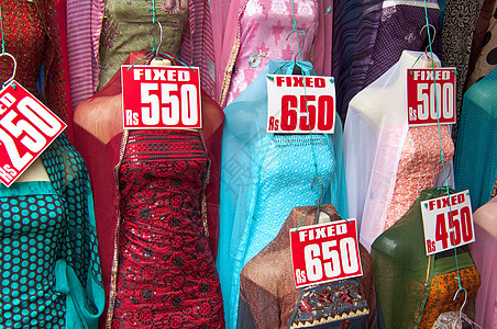 印度供市场销售的沙里服装图片