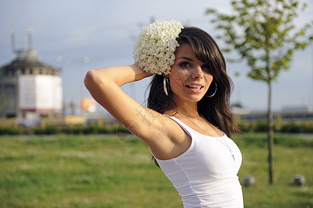 花花女花朵女士头发女孩晴天女性城市图片