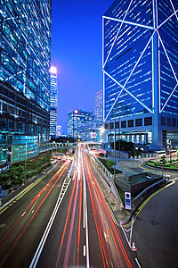 夜间在香港的交通建筑摩天大楼汽车地标车辆运输公共汽车速度天空运动图片