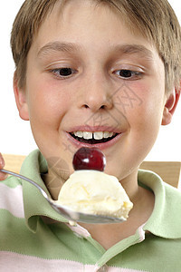 带着一勺冰淇淋的笑男孩图片