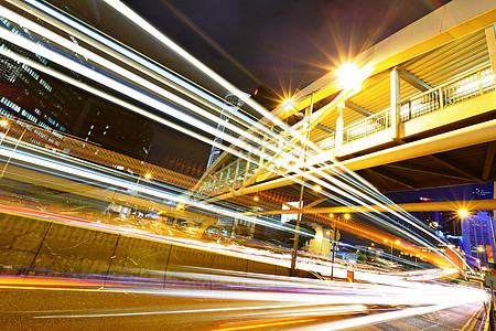 夜间与城市交接速度戏剧性街道旅行商业蓝色运输驾驶交通辉光图片