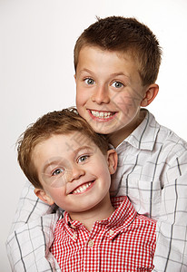 两个小男孩微笑着图片