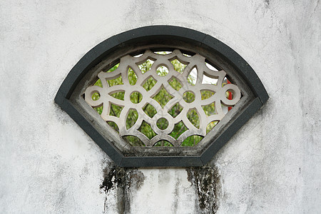 花园中的中国风格窗口图片