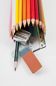 送出彩色铅笔管的学校用品图片