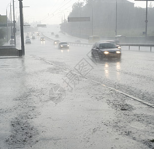 在雨中驾驶运输街道运动沥青天气专注刺激保险杠洪水灾难图片