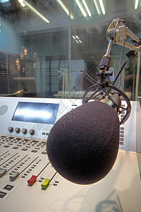 在广播演播室控制面板前的麦克风发射键盘热情打碟机音乐技术体积音乐家工作嗓音图片