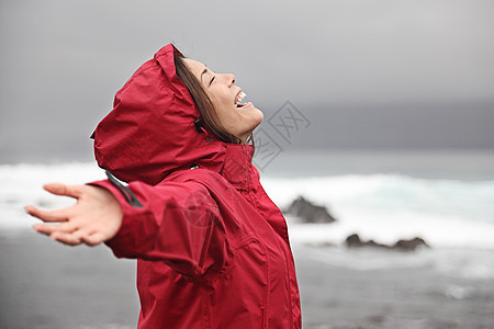 享受雨水天气的妇女图片