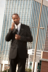 接通电话的商务人士男人黑色街道成人商务讲话套装管理人员男性手机图片