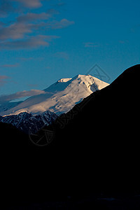 傍晚的山岳地形阳光天空太阳日落岩石荒野乐趣享受环境图片