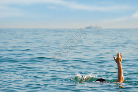 溺水人情况海洋凹陷斗争游泳者波浪帮助游泳危险救援图片