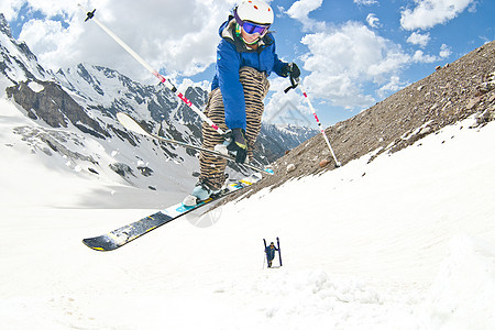 搭乘者 在山上跳跃女士山脉太阳天空飞行旅行蓝色活动行动幸福图片