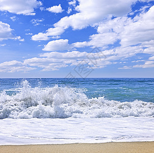 海洋冲浪冲击海浪泡沫波浪蓝色海滩荒野碰撞海岸天空图片