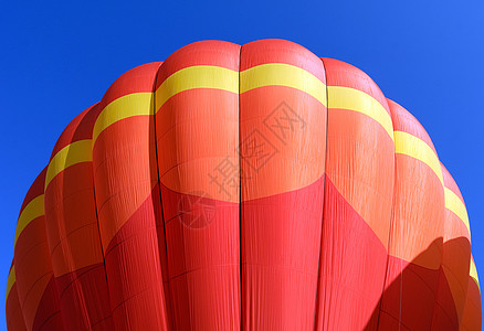 热气球黄色天空活力蓝色红色篮子飞行运动绿色运输图片