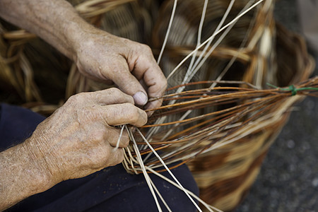 手工劳动编织工匠柳条生产手工业篮子传统精神乡村稻草图片