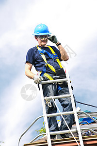 在屋顶上工作的人成人绳索卵石职场安全脚步金属屋顶工具工业图片