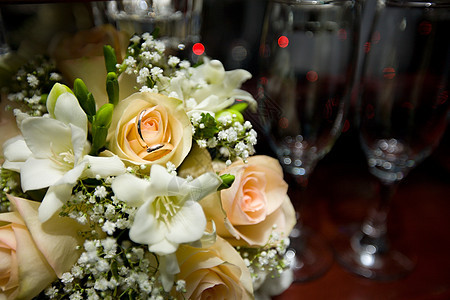 结婚戒指玫瑰珠宝眼镜订婚花束花瓣热情幸福宏观纪念日图片