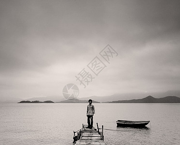 孤独男人假期脚步声海洋脚印自由烙印生活天空印象闲暇图片