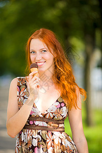 女人吃冰淇淋食物闲暇福利公园肩膀奶油幸福成人快乐阳光图片