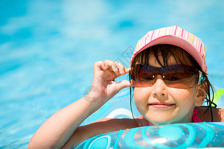 池中儿童微笑快乐牙齿假期蓝色阳光幸福喜悦孩子太阳镜图片