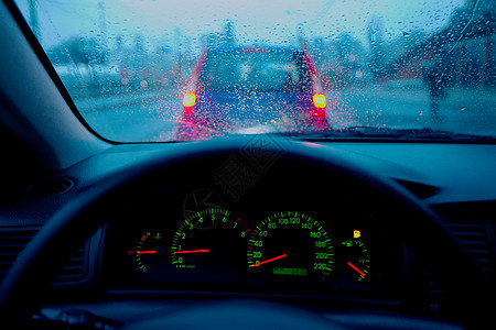 在雨中驾车运输城市跑步交通压力下雨反射驾驶挡风玻璃窗户图片
