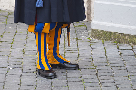 瑞士保护梵蒂冈穿戴雨罩制服的衣身警卫教廷条纹黄色图片
