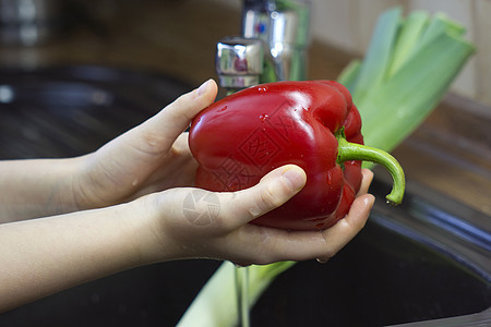 清洗蔬菜韭葱厨房营养饮食小吃辣椒花园孩子食物果汁图片