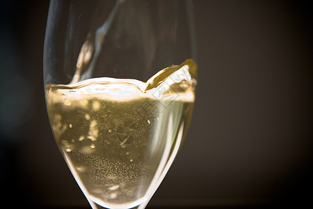 彩红酒杯流动玻璃服务气泡白色行动酒精背景图片