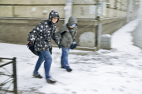 男孩在大雪中图片