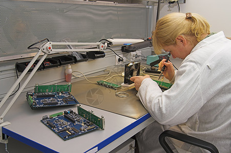 从事电路工作的工程师制造业焊接房间芯片女士修理电气技术工程女孩图片