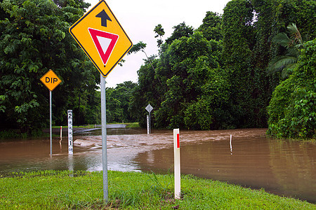 在昆斯拉 道路被淹没 有深度指标和让路标志图片
