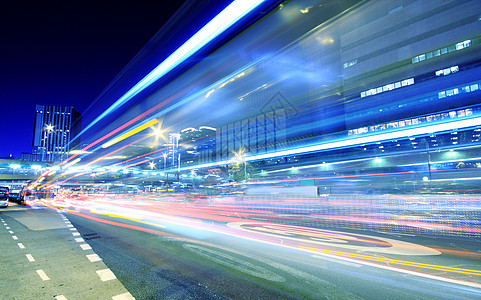 夜间与城市交接交通戏剧性运输辉光运动公共汽车街道市中心商业速度图片
