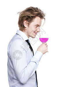 年轻人喝粉红酒黑色喜悦照片成人酒杯吸引力金发衬衫工作室男性图片