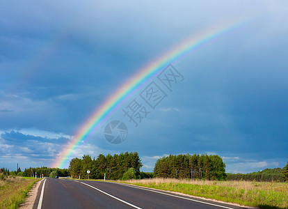 通向彩虹的道路曲线旅行阳光草地愿望车道街道戏剧性太阳救援图片