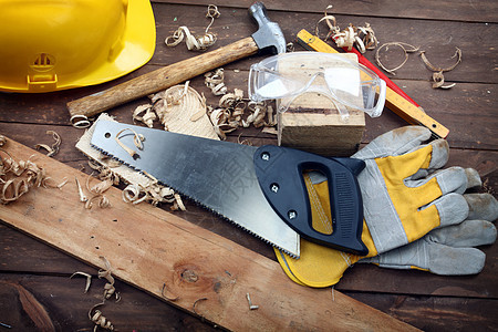木匠的工具建造黄色安全帽工艺木材木制品锤子木头工业作坊图片