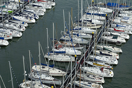 贝勒码头游艇海岸旅行帆船空气成功海洋假期反射港口图片