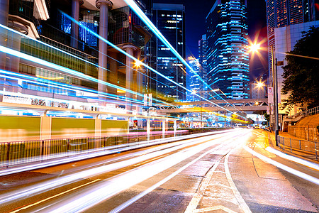 夜间现代城市运输景观商业驾驶建筑街道公共汽车市中心隧道旅行图片