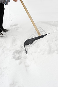 清理雪雪工作男人白色手臂雪堆季节成人行动工具风暴背景图片