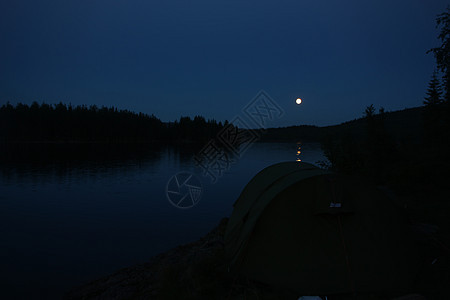在诺德马尔卡湖边露营 满月天空松树巨魔边缘荒野土地休息爬坡木头蓝色图片
