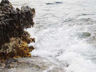 冲撞珊瑚礁的海水波浪海洋自由力量雕塑潮汐飞沫花岗岩泡沫岩石嘶嘶图片