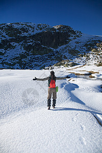 向雪上登雪的徒步妇女问好图片