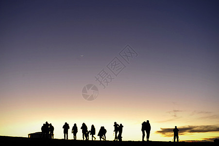 夜空对着人们的休眠太阳火花蓝色幻想摄影师月亮假期阴影地平线橙子背景图片