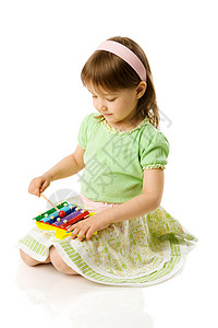女孩在xylophone上玩学校学习乐器闲暇学生音乐家音乐女性幸福白色图片