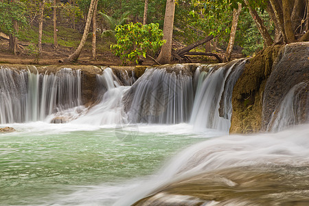 泰国的瀑布之地国家游客树木乐趣小溪荒野景点岩石石头树叶图片