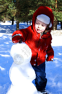 院子里的小孩在做雪人图片