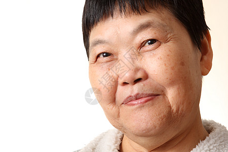 微笑的年长妇女演播室肖像幸福女士水平享受图片