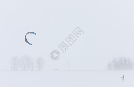 布利扎德的降落伞和滑雪旅行天空运动蓝色男人滑雪者空气木板冒险太阳图片