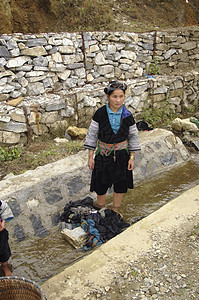 洗衣服的蓝苗女人裙子部落衬衫裤子种族乡村少数民族衣服风俗民间图片