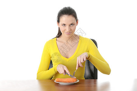 年轻女人吃盘子里的胡萝卜午餐重量快乐微笑女性头发女孩厨房萝卜营养图片